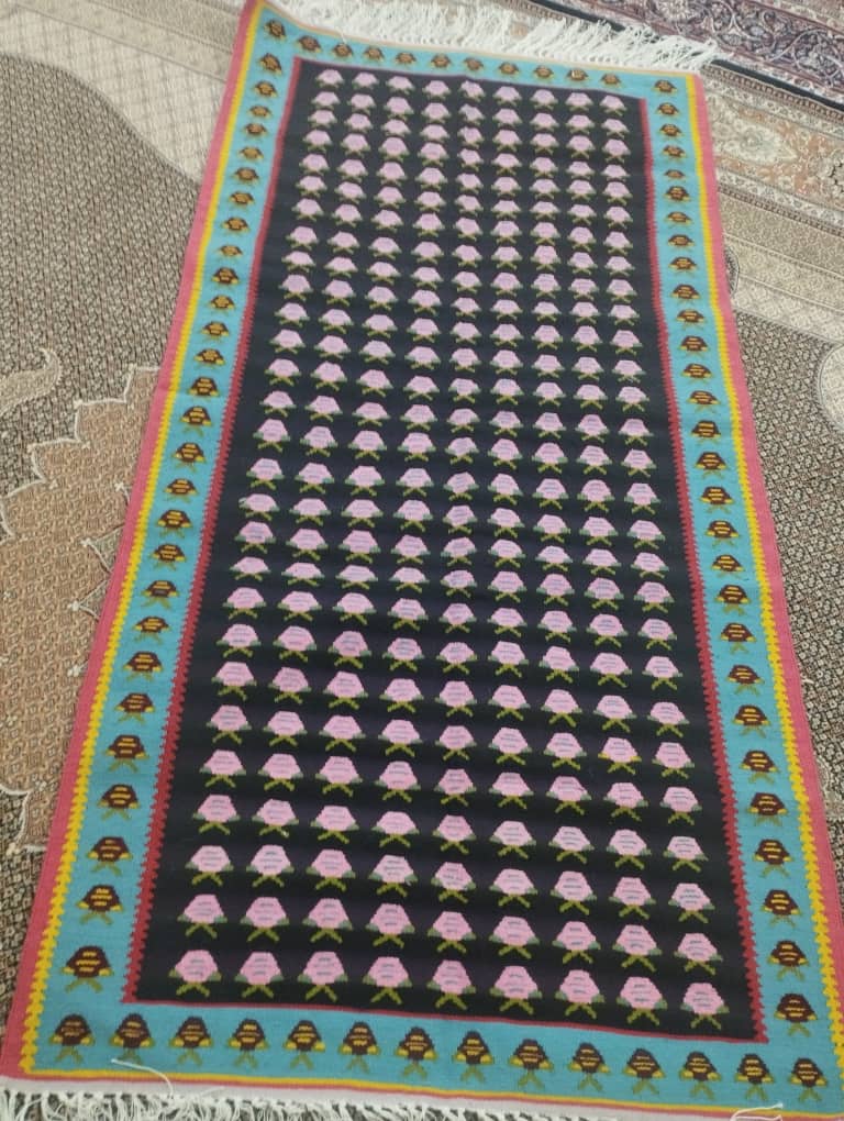 گلیم دستبافت بافته شده با نخ اکرولیک دورو